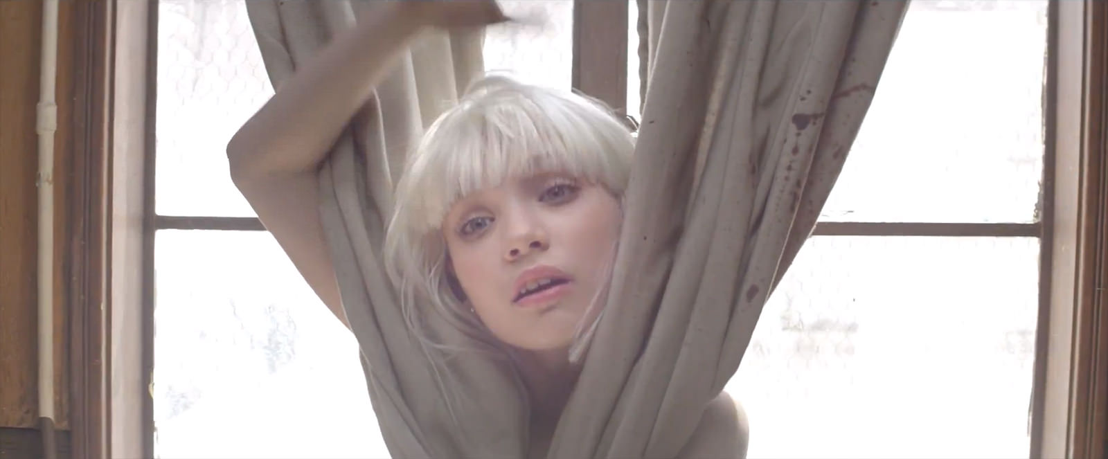 11歳の天才少女が身体一つで繰り広げる、別次元のダンスを刮目せよ。Sia「Chandelier」