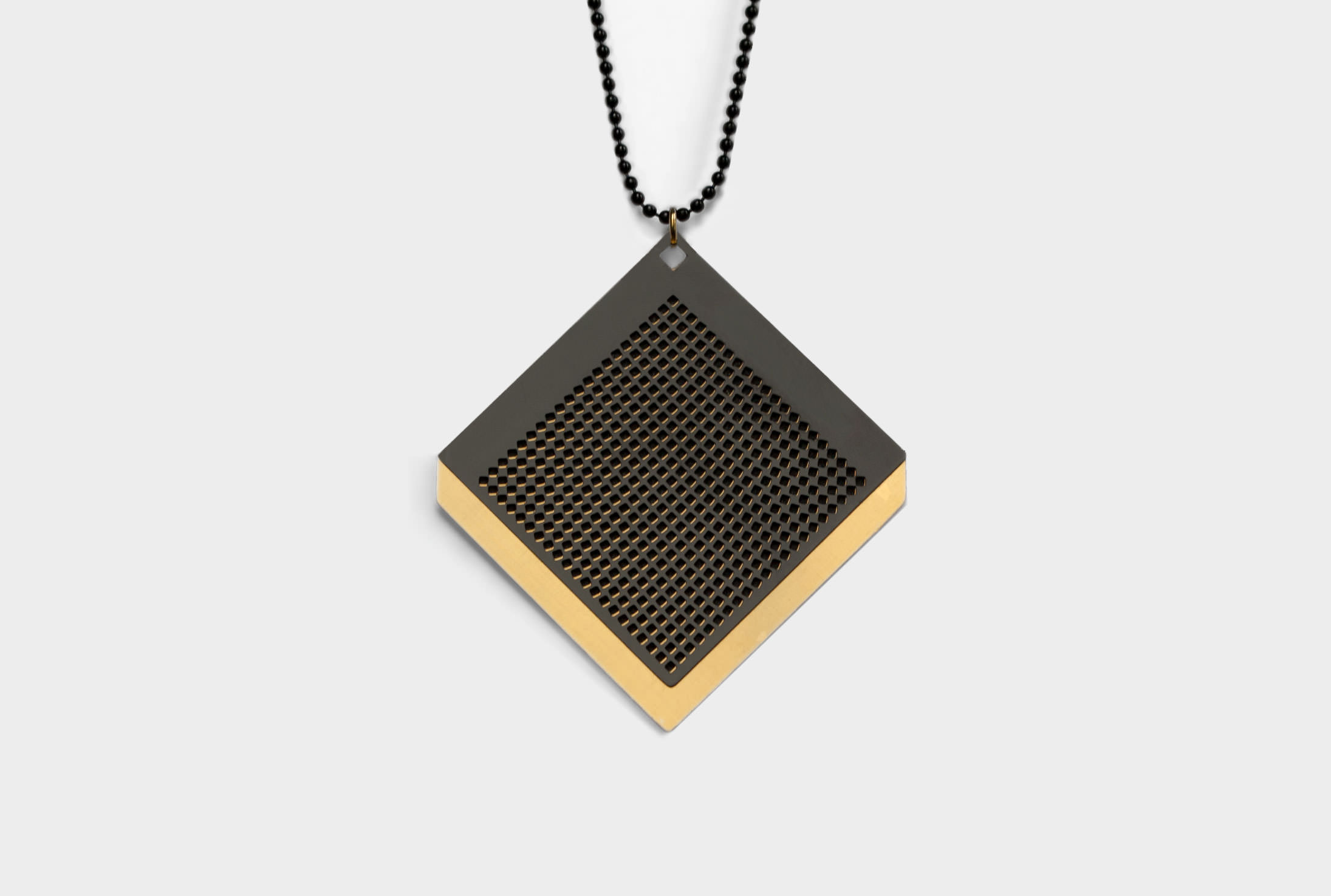 2枚の板だけで不思議なきらめき。目の錯覚を利用したアクセサリー「MOIRÉ JEWELRY」